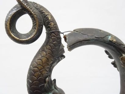 Grande aiguière en bronze à décor d'amour...