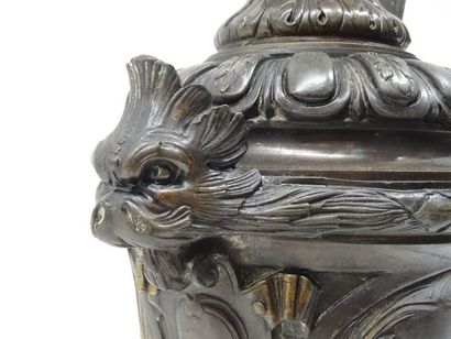 Grande aiguière en bronze à décor d'amour...