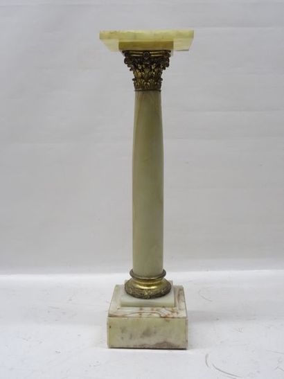 Colonne en onyx, monture en bronze (manque...