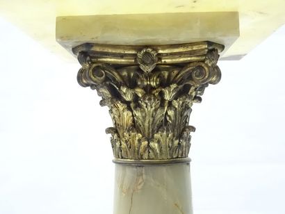 Colonne en onyx, monture en bronze (manque...