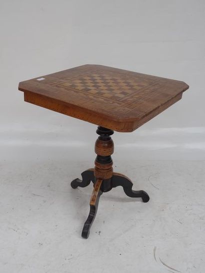 Guéridon formant table à jeux en bois de...