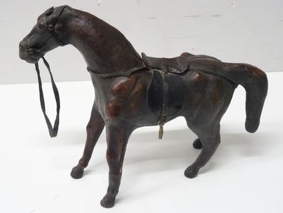 Cheval en cuir, travail artisanal ancien...