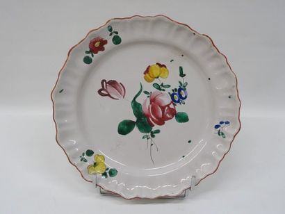 Assiette en faïence polychrome à décor de...