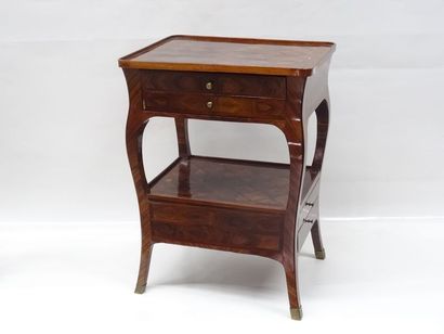Petite table d'entre deux en placage de bois...
