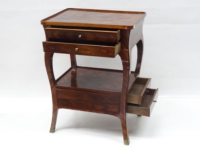 Petite table d'entre deux en placage de bois...
