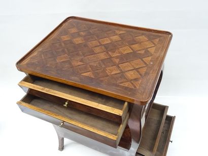 Petite table d'entre deux en placage de bois...