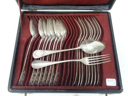 9 couverts en argent modèle à médaillon chiffrés,...
