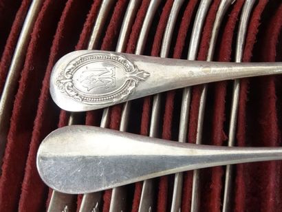9 couverts en argent modèle à médaillon chiffrés,...