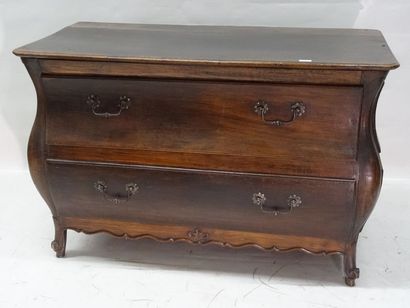 Commode à façade et côtés galbés ouvrant...