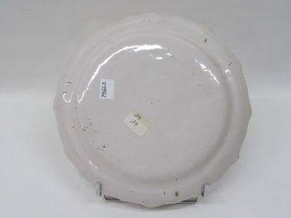 Assiette en faïence polychrome à décor de...