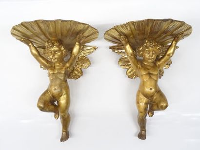 Paire de consoles d'appliques figurant des...