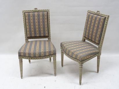 Paire de chaises à dossier plat en bois laqué...