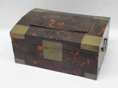 Coffret à couvercle bombé en placage d'écaille...