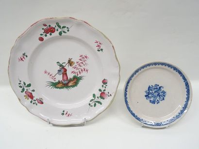Grand plat en faïence de l'Est à décor au...