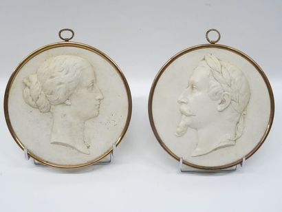 Dans deux encadrements en laiton, 2 médaillons...