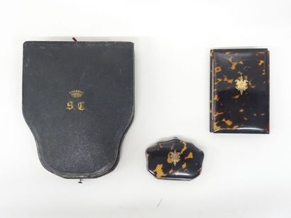 Dans un coffret chiffré surmonté d'une couronne...