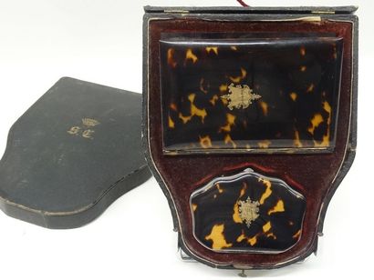 Dans un coffret chiffré surmonté d'une couronne...