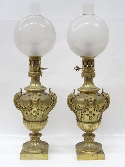 Paire de lampes en bronze de forme balustre...