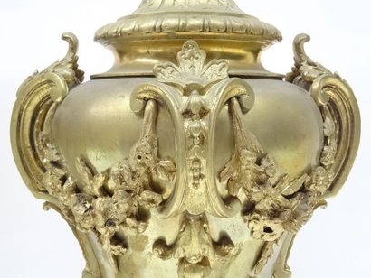 Paire de lampes en bronze de forme balustre...