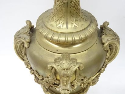 Paire de lampes en bronze de forme balustre...
