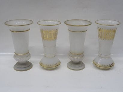 Paire de vases en opaline à décor de or grecques....
