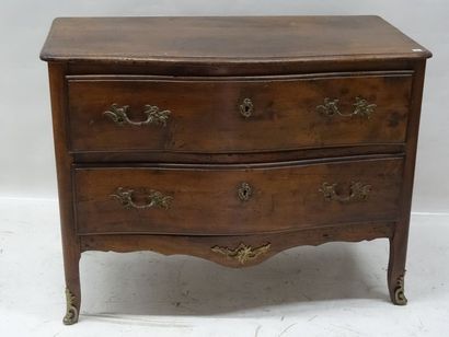 Commode en noyer à façade galbée , ouvrant...