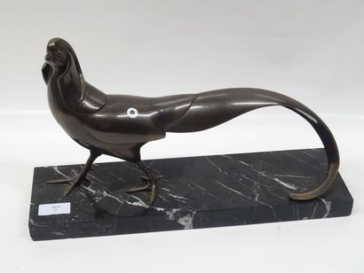 Sur une base en marbre, un oiseau en bronze,...