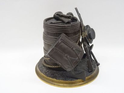 Pot à tabac en bronze représentant des symboles...