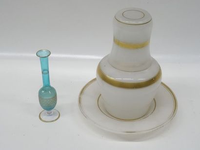 Verre à eau en opaline. On joint un petit...