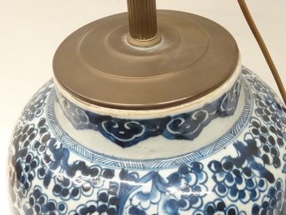 Potiche de forme balustre à décor en bleu...