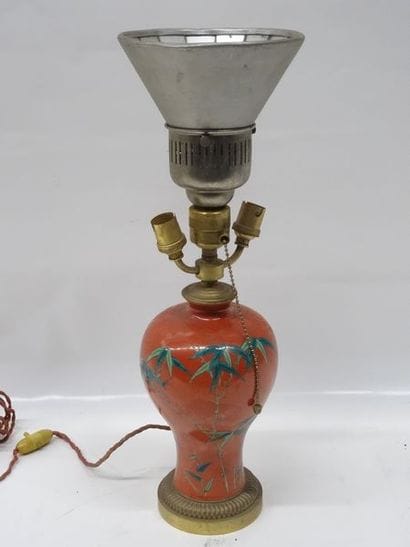 Vase en porcelaine rouge de forme balustre...
