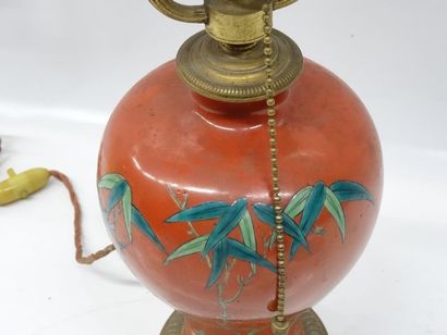 Vase en porcelaine rouge de forme balustre...