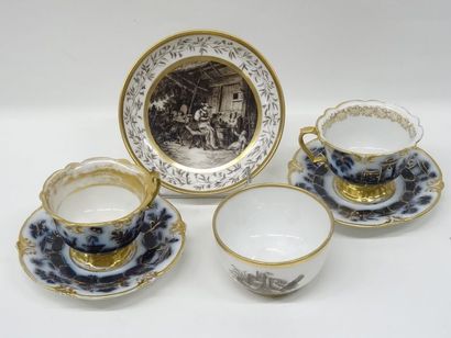 Paire de tasses et sous-tasses en porcelaine...