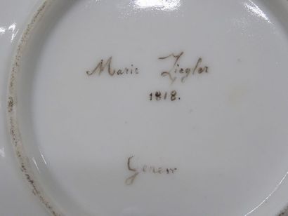 Paire de tasses et sous-tasses en porcelaine...
