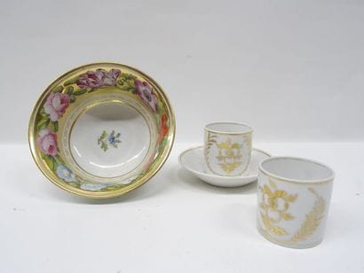 Une jatte en porcelaine à décor floral, 2...