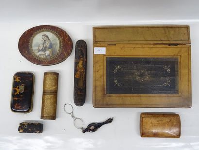 Un porte monnaie en écaille, une boîte à...
