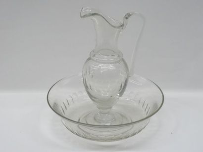 Cuvette de toilette et son pichet en verre...