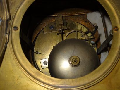 Pendule en bronze ciselé et doré orné d'un...