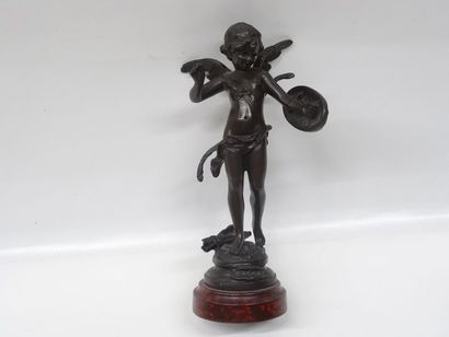 Cupidon, petit bronze, contre-socle en composition...