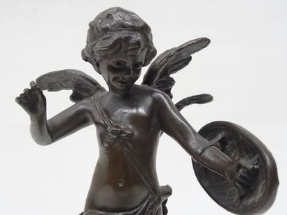 Cupidon, petit bronze, contre-socle en composition...