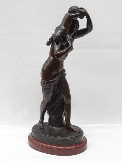 Bronze, femme et enfant, non signé haut :...