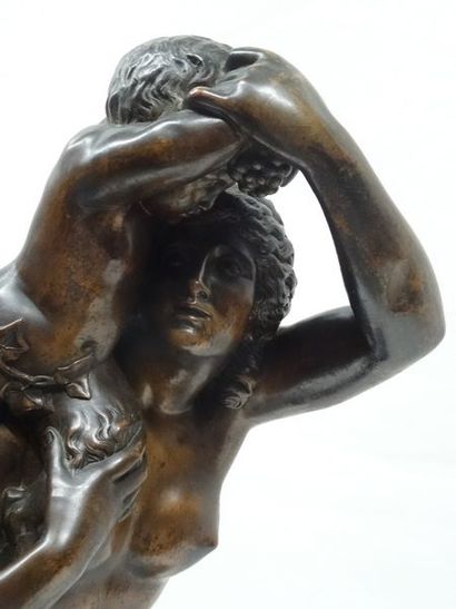 Bronze, femme et enfant, non signé haut :...