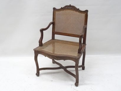 Fauteuil à fond de canne en bois mouluré...