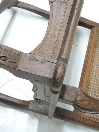 Fauteuil à fond de canne en bois mouluré...