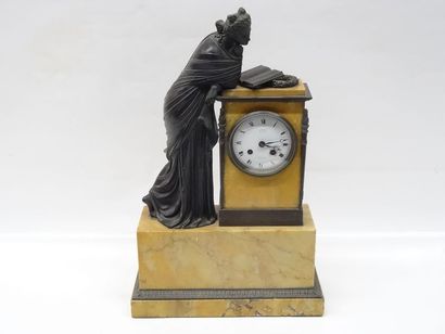 Pendule allégorique en bronze et marbre jaune...