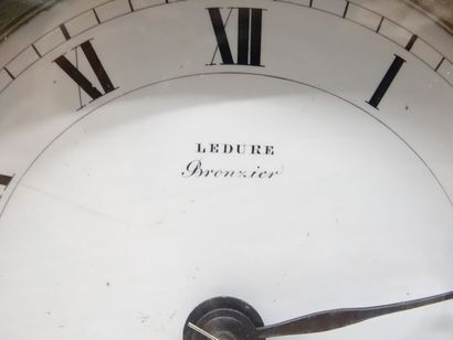 Pendule allégorique en bronze et marbre jaune...
