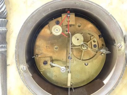 Pendule allégorique en bronze et marbre jaune...