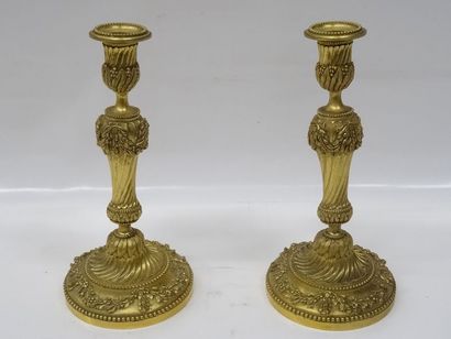 Belle paire de bougeoirs en bronze ciselé...