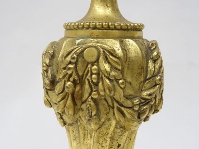Belle paire de bougeoirs en bronze ciselé...