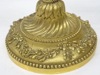 Belle paire de bougeoirs en bronze ciselé...